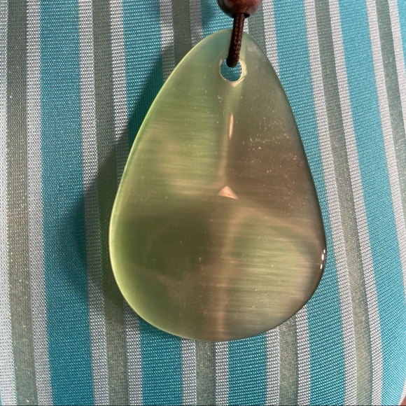 Green teardrop shape cord drop necklace - Picture 4 of 13